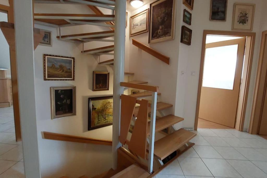 Klasicky Dum, 5 Loznic , 5 Bedrooms, Casa de Férias Praga