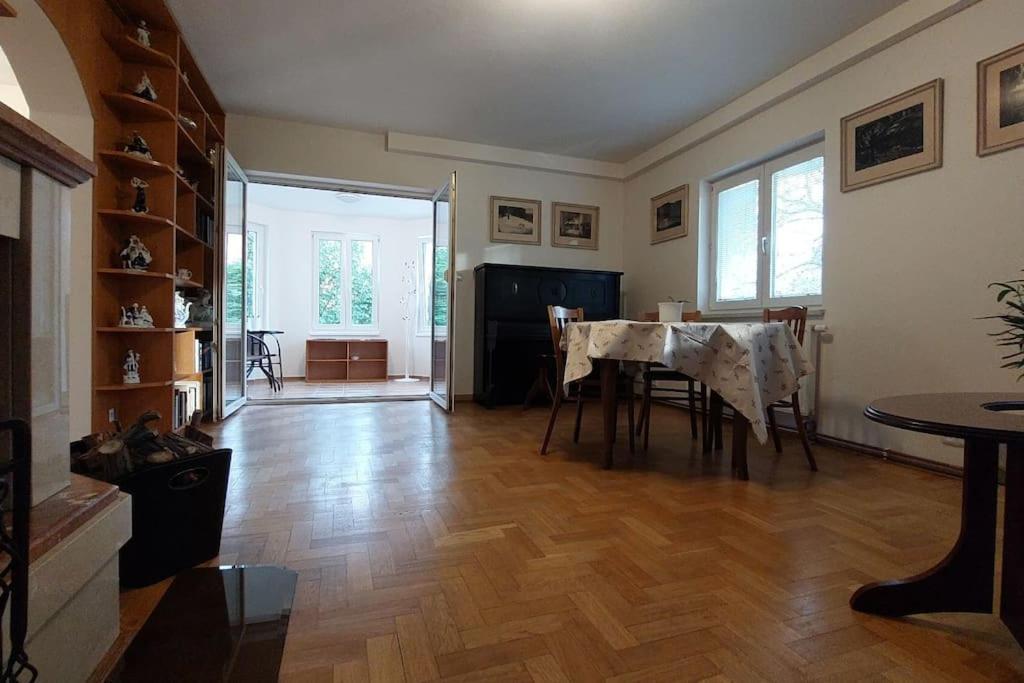 Klasicky Dum, 5 Loznic , 5 Bedrooms, Praga